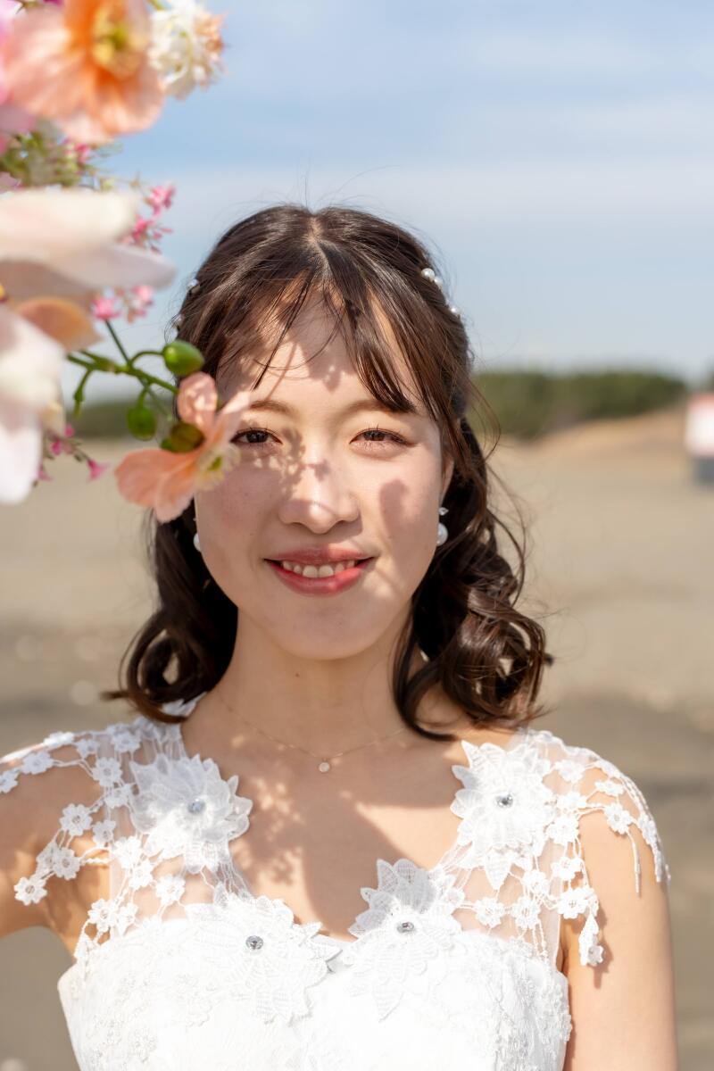 花越しに見つめる笑顔