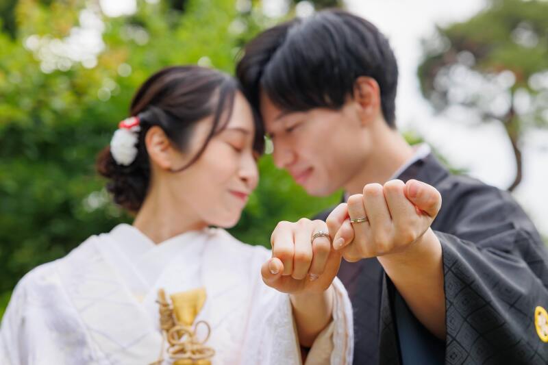 指輪にピントを合わせたオシャレカット