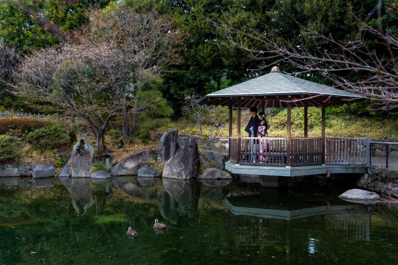 水辺に佇むお二人の遠景カット
