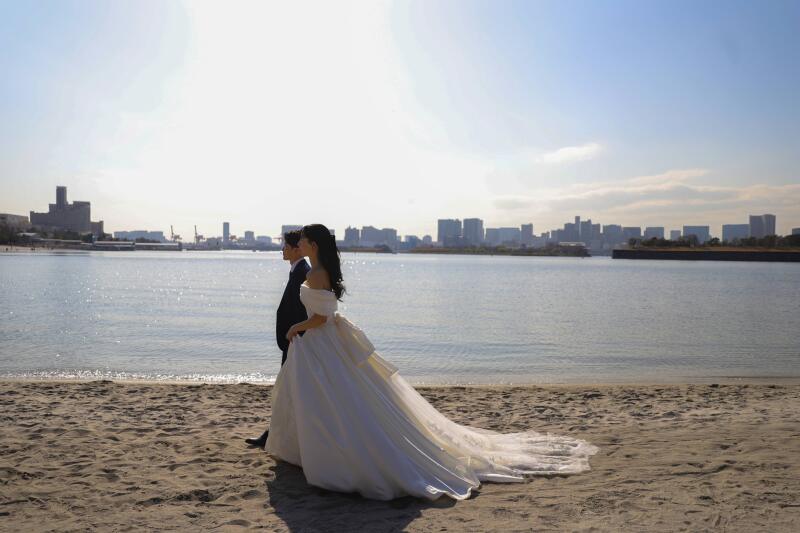 砂浜を歩むお二人の確かな一歩