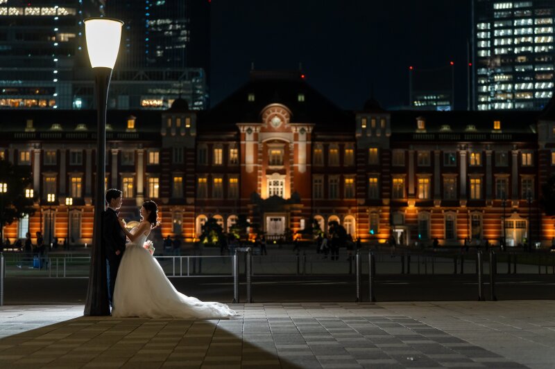 街灯の光に照らされる二人