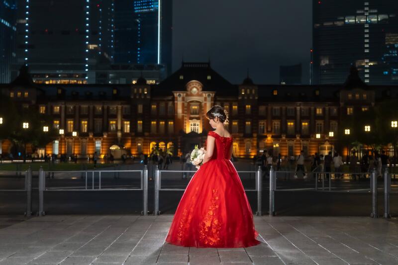 東京駅前 赤いドレスの新婦の横顔
