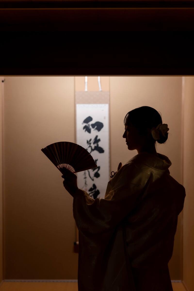 和室に佇む白無垢の花嫁