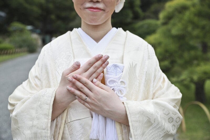胸元で結ばれる懐剣とリング
