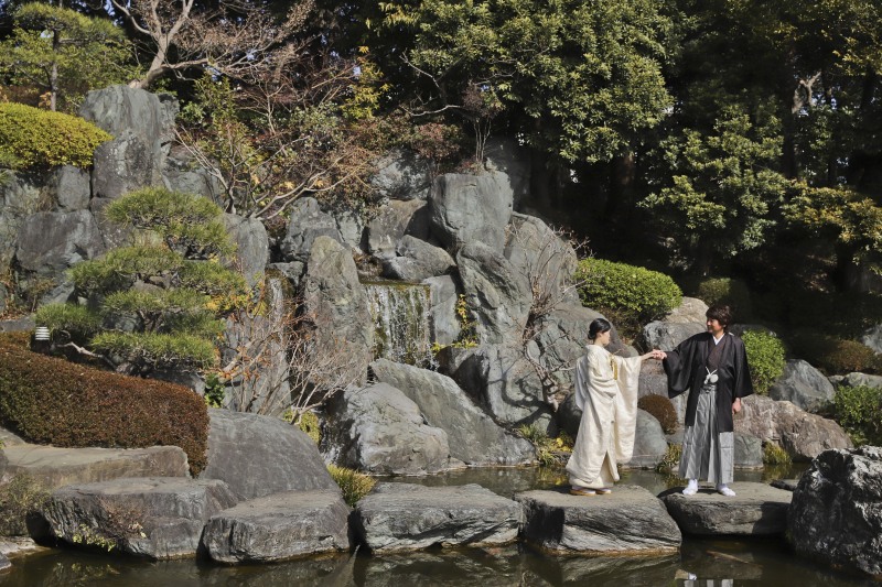 冬の空気の澄んだ日本庭園にて白無垢前撮りロケーション撮影