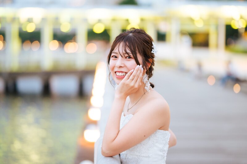 ライトアップをバックにご新婦様のソロショット撮影