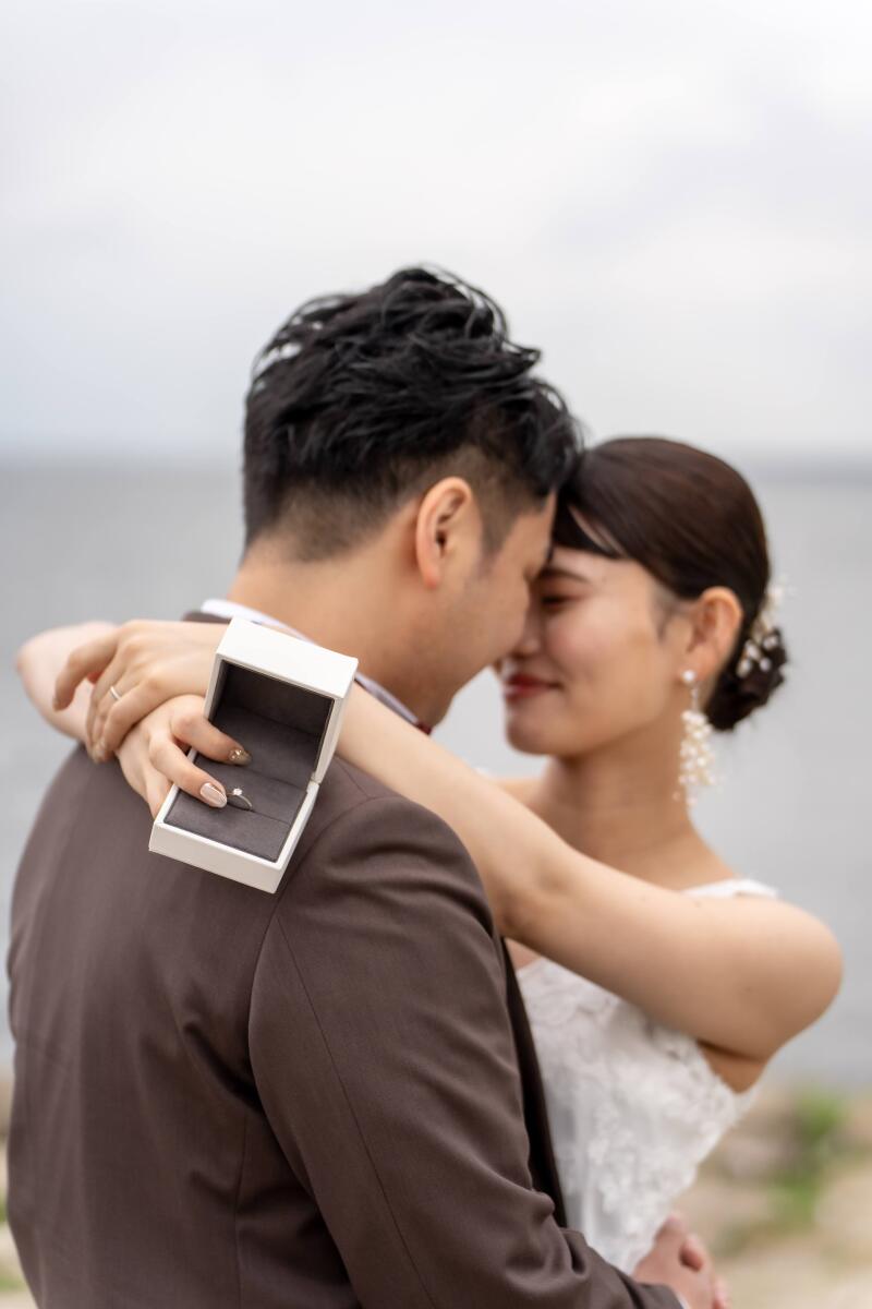 指輪をプレゼントし抱き合う二人をイメージした1枚