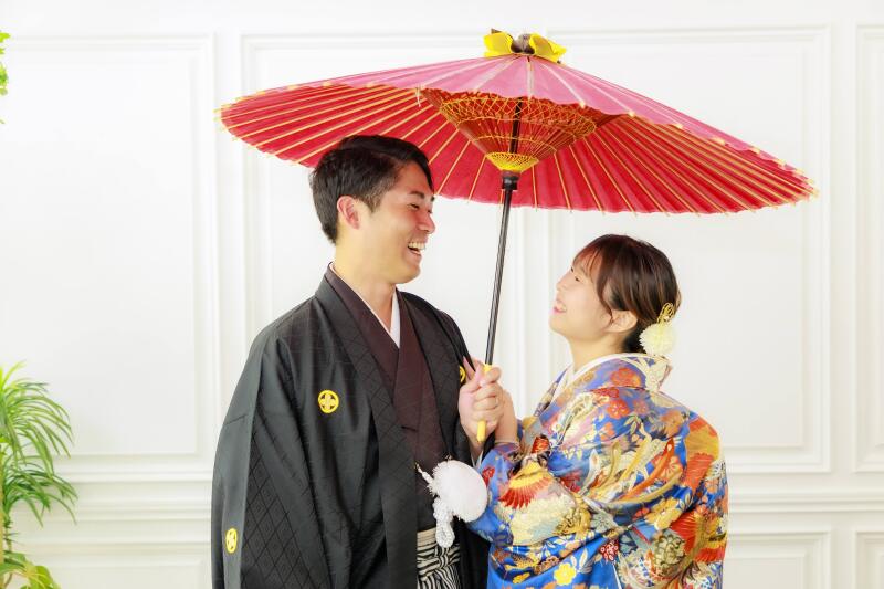 相合い傘をして笑顔で撮影を