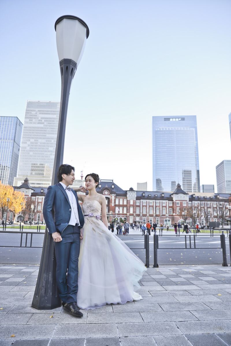 街灯の下でそっと触れ合う二人