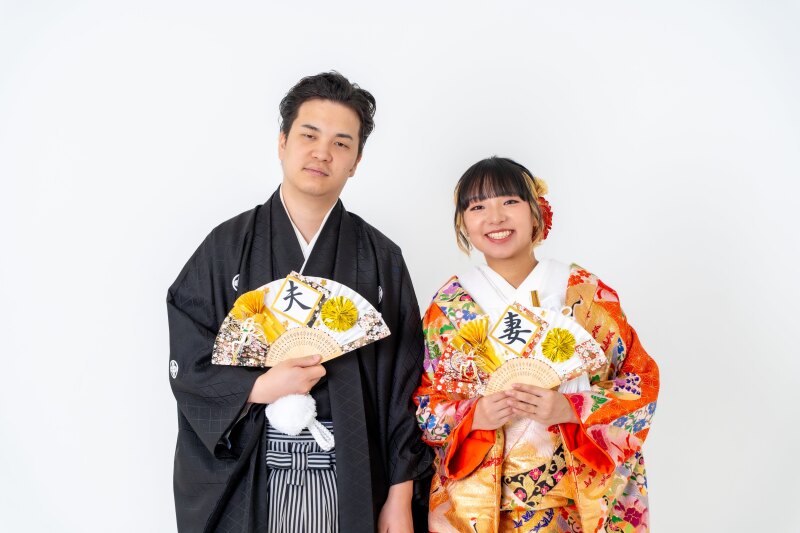 夫婦扇子を持って