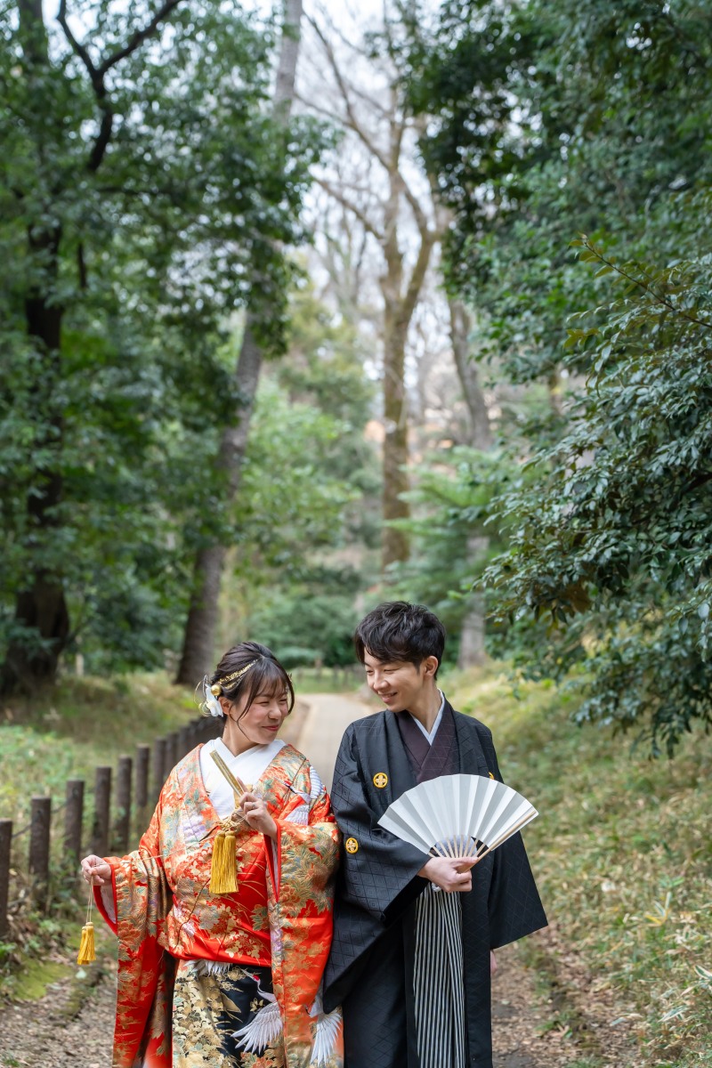 扇子を手に、弾む会話