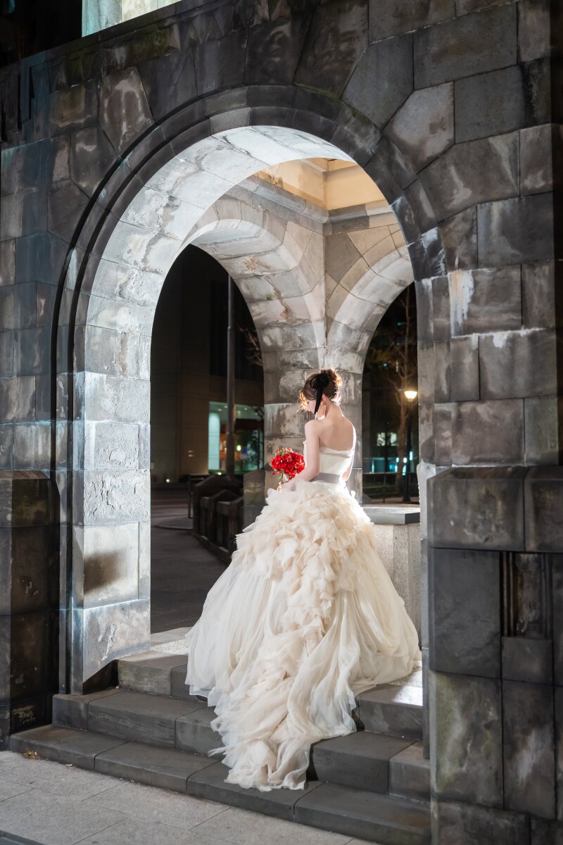 石造りのアーチに佇んで