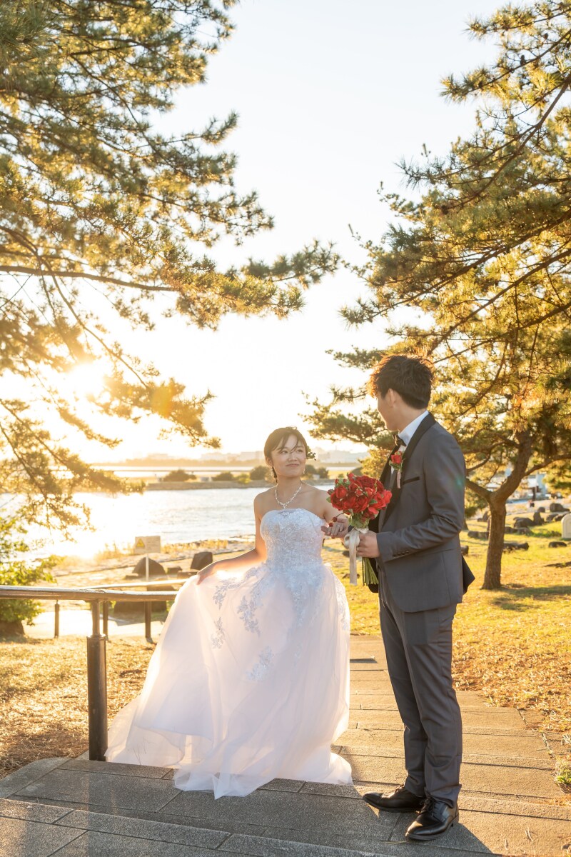 優しい光の中で見つめ合う