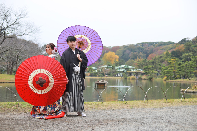 池をバックに