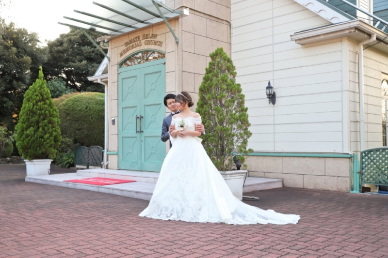 青い扉の前で、最後は爽やかな笑顔で