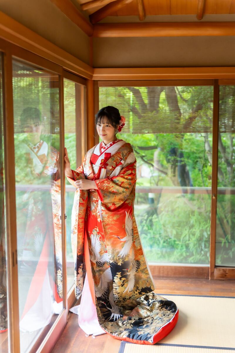 数寄屋座敷で色打掛の裾を引く新婦