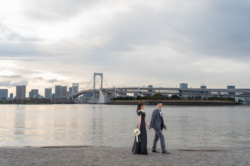 笑顔がこぼれる砂浜散歩