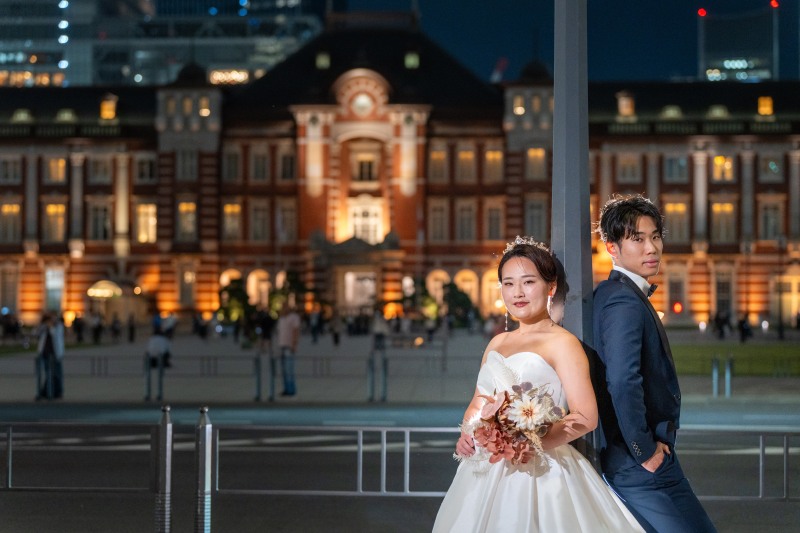 東京駅をバックに