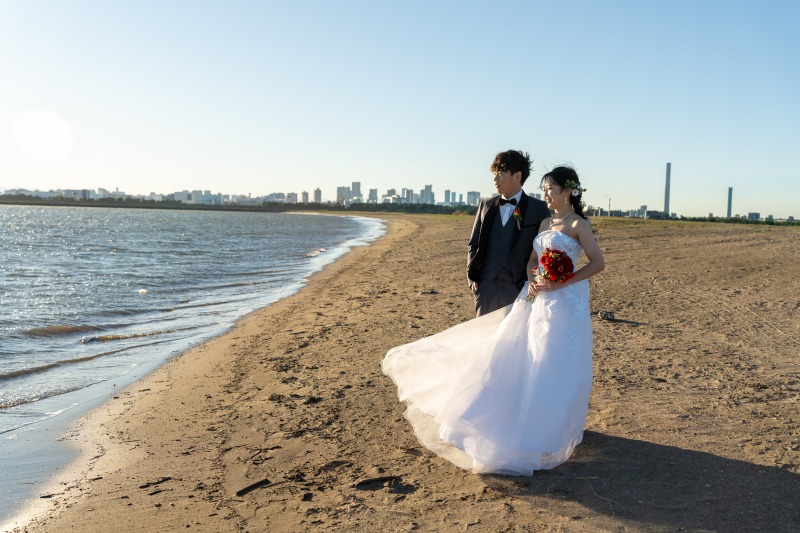 青空広がる海辺、並び立つ二人の未来
