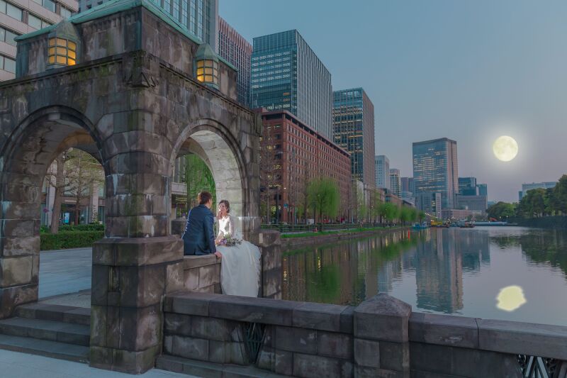 水面に映る月明かりと