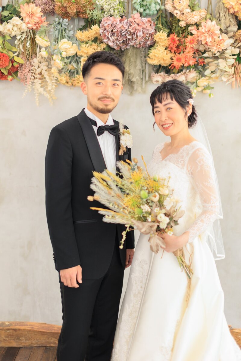 彩り豊かな花の壁を背に
