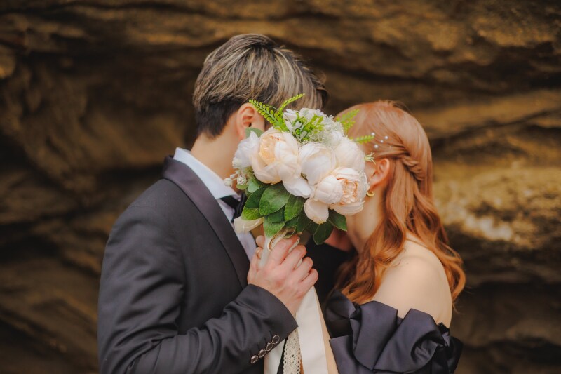 ブーケの陰で愛を囁く