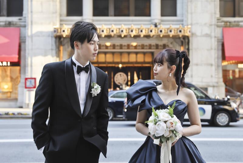 銀座の街角で見つめ合う洋装