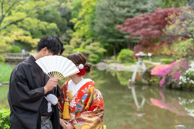 扇子で隠した秘密のキスショット