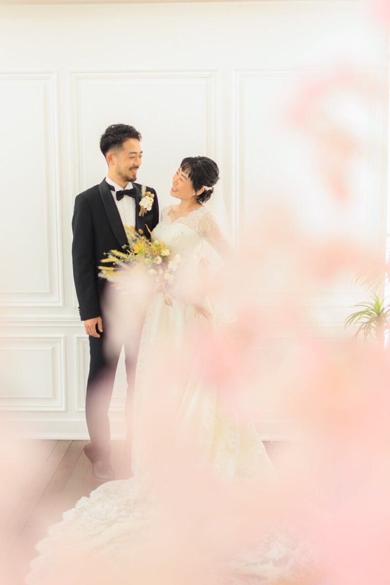 花越しに見つめ合う笑顔
