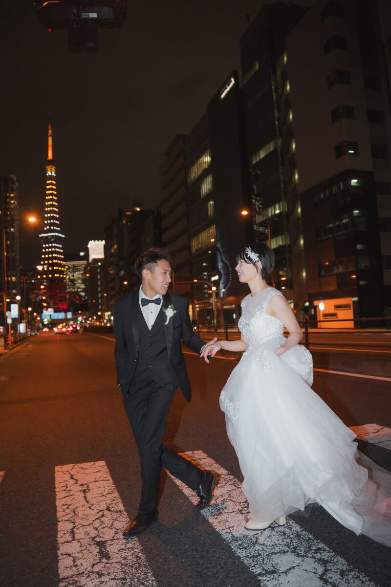 手を取り合って軽やかに