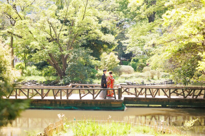 広大な日本庭園の橋の上で