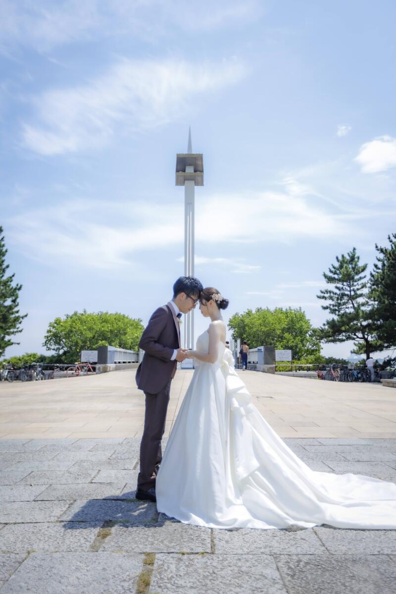 快晴の青空をバックにおでこコツンポーズ
