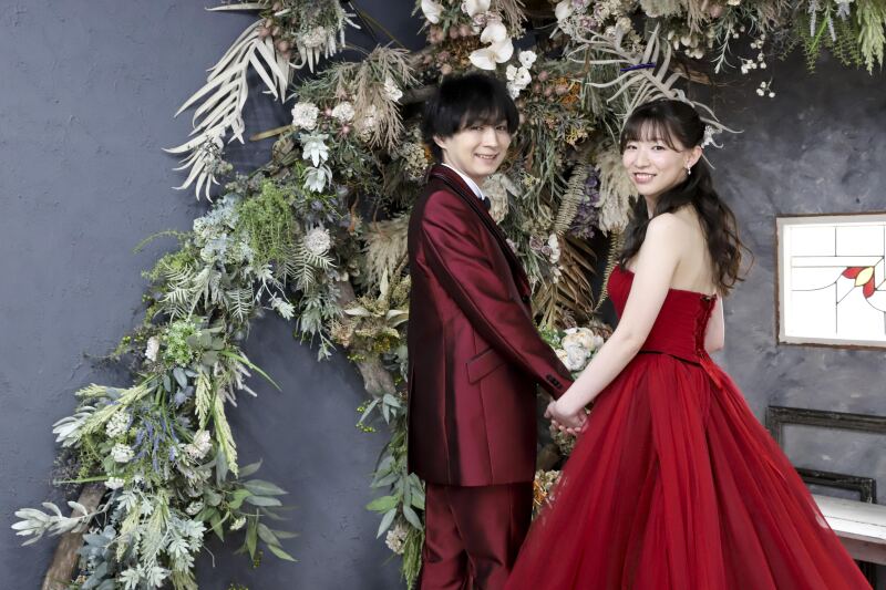 情熱の赤いドレスとタキシードでオシャレスタジオ