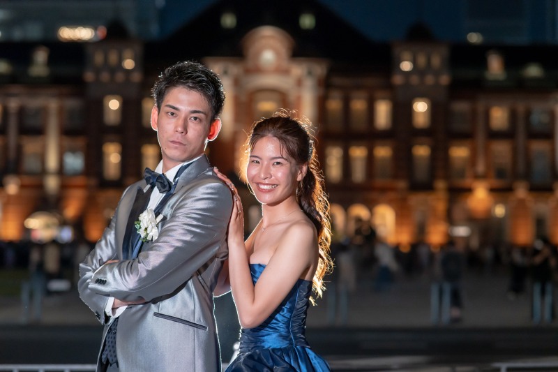 東京駅をバックに寄り添って撮影した1カット