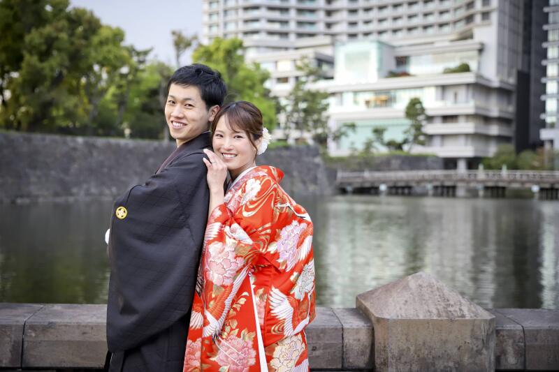 ご新郎様の背中にくっつくご新婦様のキュートな1枚