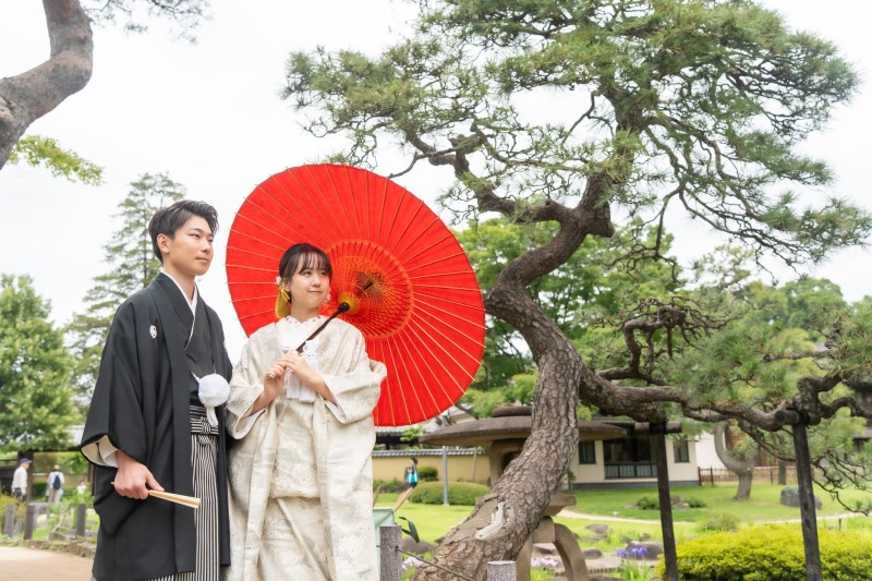 赤い番傘が映える和装ショット