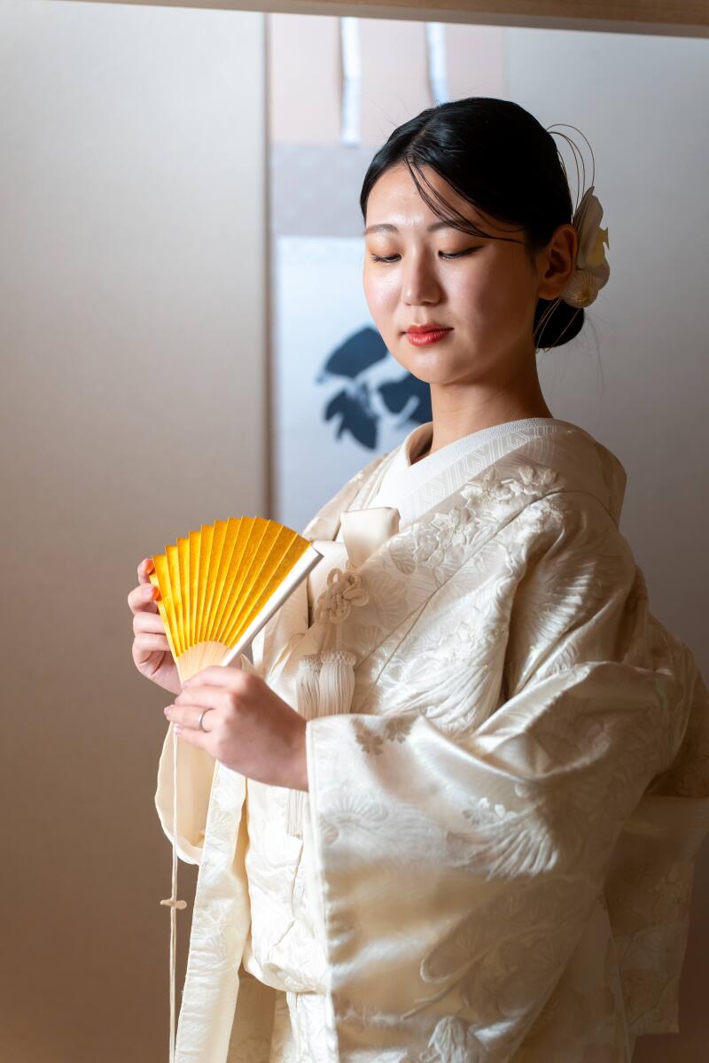 伏し目に宿る繊細な美しさ