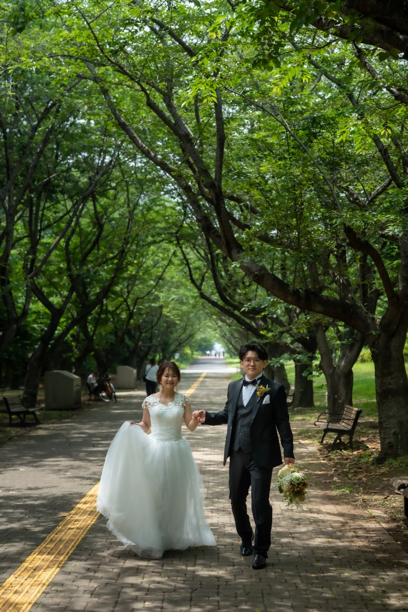 手を繋いで歩く、いつものお二人