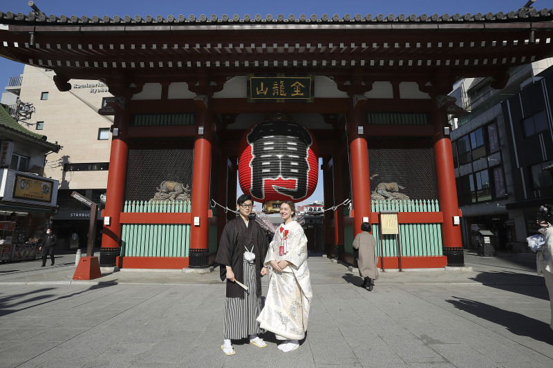 メイク・へアセット・着付けをして...