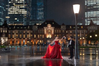 小雨の降る東京駅にてライティングナイト