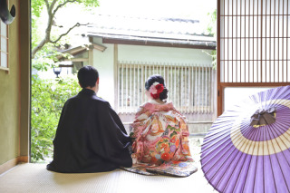 和装は和風スタジオ、洋装はハウススタジオにてシンプルな前撮りフォト