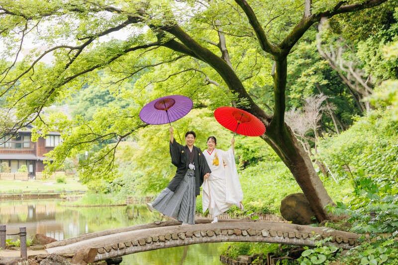 橋の上で和傘をかかげて