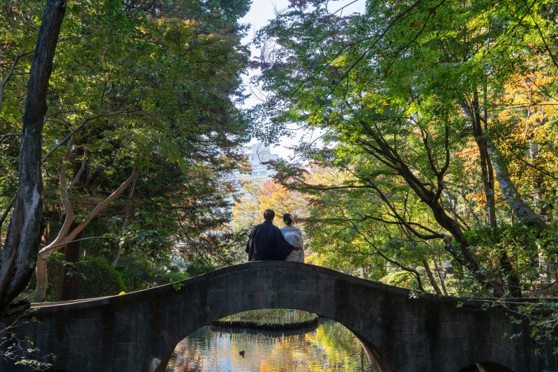 石橋に佇む後ろ姿