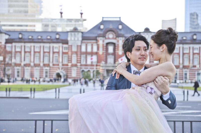駅前で交わすお姫様抱っこ