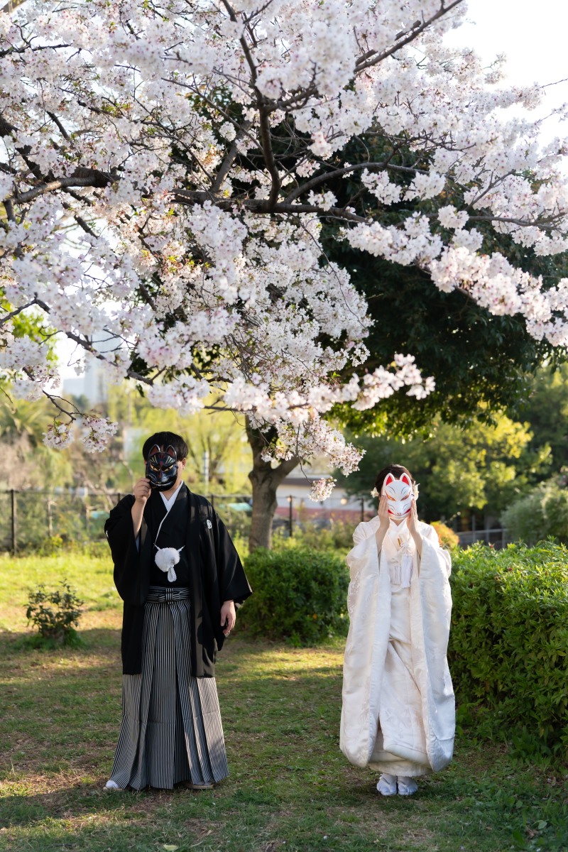 満開の桜と遊び心あふれるお面