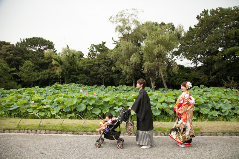 和装でベビーカーを押すカット♪