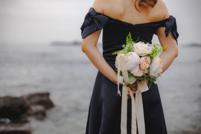 黒ドレスが映える海辺