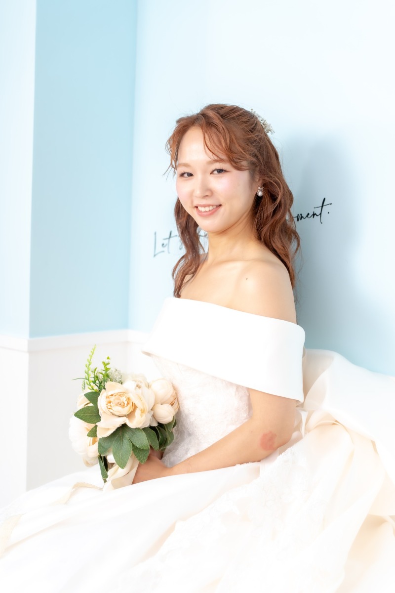白いドレスがきらめく新婦の微笑み