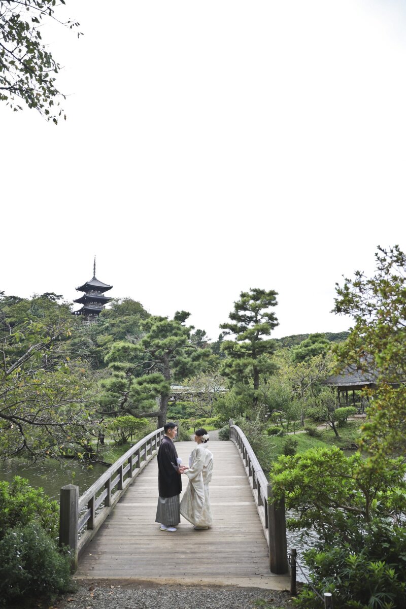 橋の上、寄り添う二人の背中