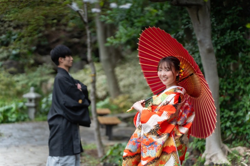 振り返るご新婦様の見返り美人